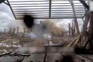 „Šašlykinė“ ant bokštelio nepadėjo: parodė įrašą, kas nutiko ukrainiečiams smogus į rusų tanką