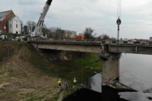 Judesys prie įgriuvusio tilto Kėdainiuose sutraukė būrį smalsuolių: darbai užtruks ir nemažai kainuos