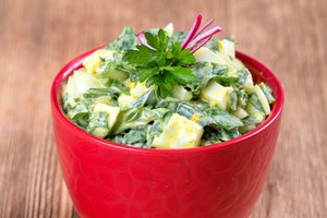 Pavasariškos kiaušinių salotos su meškiniais česnakais: sveika, lengva ir gardu