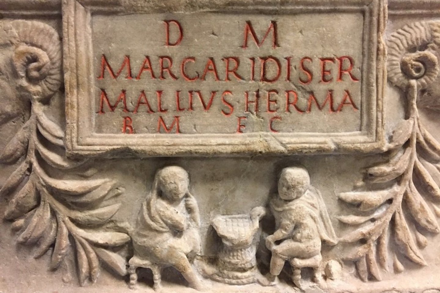  Etruskų urna su verge ir šeimininku prie stalo žaidimo.<br> V. Dasen nuotr.