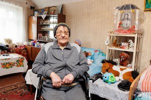 Sunkiai suvokiama Eišiškių gyventojos kasdienybė: stačiais laiptais lipa sėdėdama