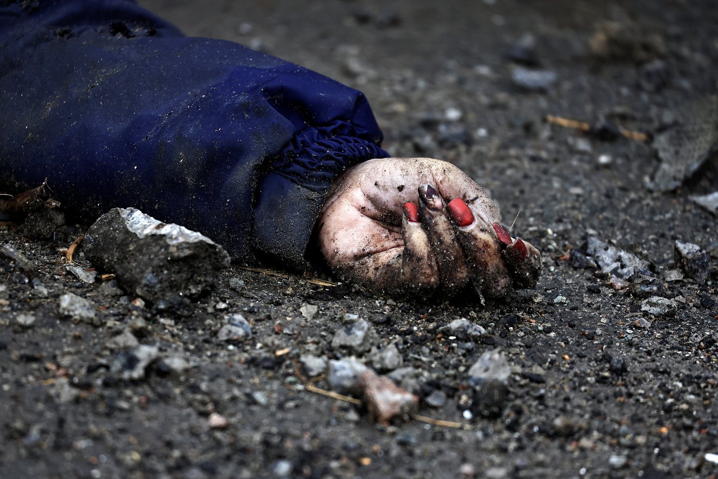 Bučos gatvėje gulinčios moters kūnas, kurią, pasak gyventojų, nužudė Rusijos kariuomenės kariai.<br>Reuters/Scanpix nuotr.