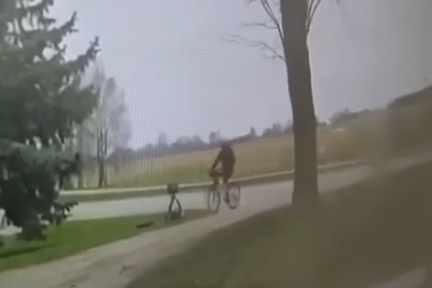 Biržuose vyras dviračiu važiavo tiesiai į mobilųjį greičio matuoklį, jį nuvertė, o pats nukrito ant žemės.<br>Stop kadras