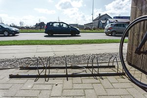 Kauniečiai lieja pyktį dėl dviračių stovų: vieni išklibę, kiti sulaužyti, treti – pavogti