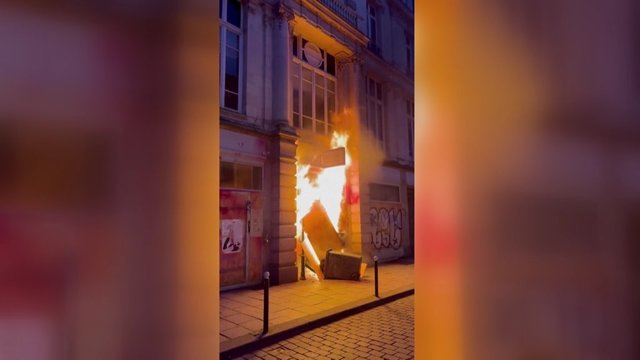 Užfiksuota: Prancūzijos Rino mieste liepsnoja policijos nuovada, padegta protestų metu