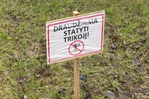 Vairuotojai nusprendė pašmaikštauti – mieste pastatė savadarbį kelio ženklą