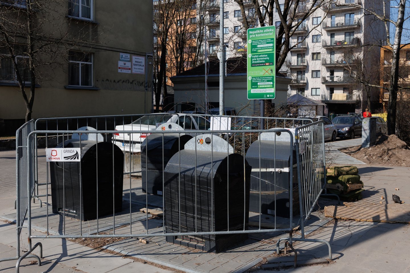 Tvoromis aptverti konteineriai riogso miesto centre, A.Vienuolio gatvėje.<br>V.Skaraičio nuotr.