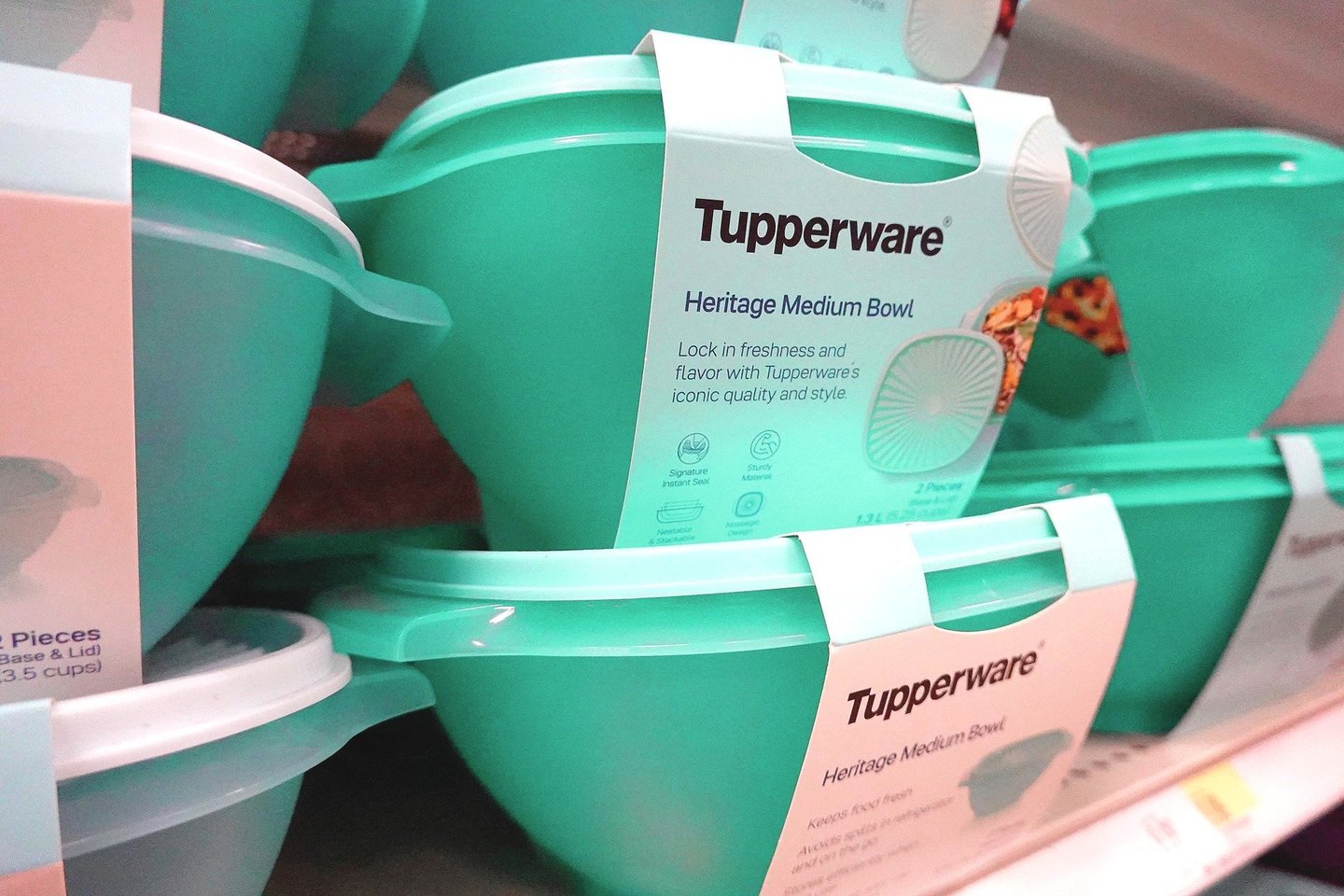 „Tupperware“ plastikinių indų pirkėjų gretos sparčiai traukiasi, o kompanijai reikia pinigų, kitaip gresia bankrotas.<br>„Scanpix“ nuotr.