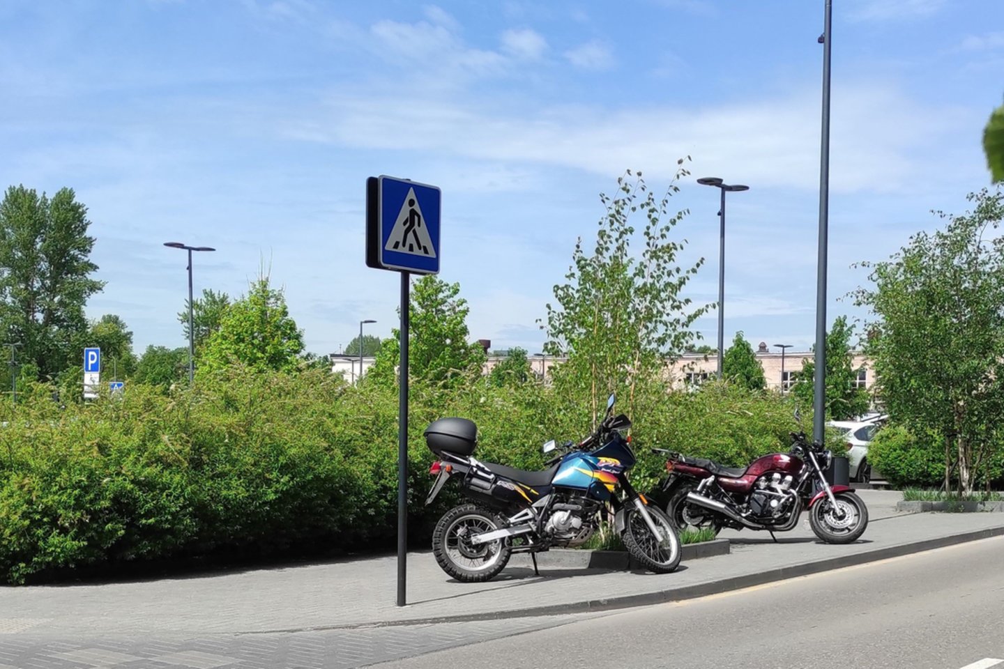  Motociklų parkavimas Lietuvoje.<br> Skaitytojų nuotr.