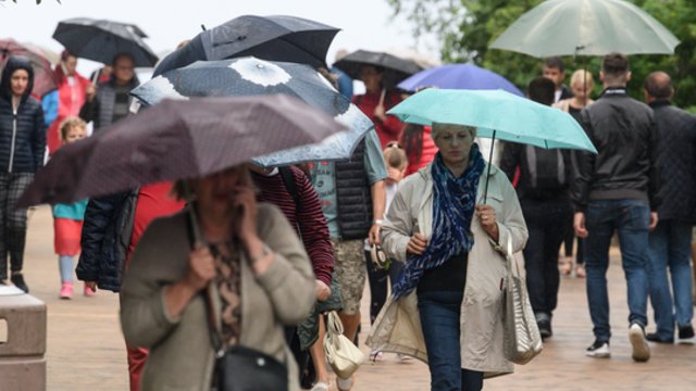 Sekmadienį rekomenduojama nepamišti skėčių namuose: šalyje vyraus lietus