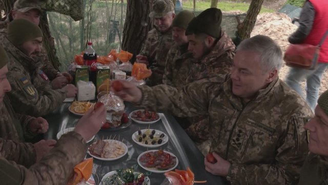 Viltis išsaugoti tradicijas: velykinis Ukrainos karių stalas – šalia bunkerio ir apkasų