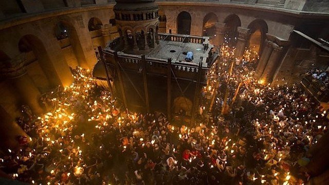 Šventosios ugnies įžiebimo ceremonija Jeruzalėje: tūkstantmetė tradicija subūrė minias krikščionių