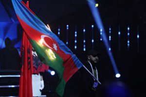 Skandalas Armėnijoje – sunkiosios atletikos čempionate padegta Azerbaidžano vėliava