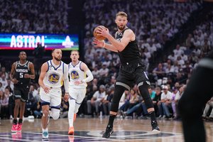 „Kings“ su D. Saboniu pergalingai startavo atkrintamosiose varžybose prieš NBA čempionus