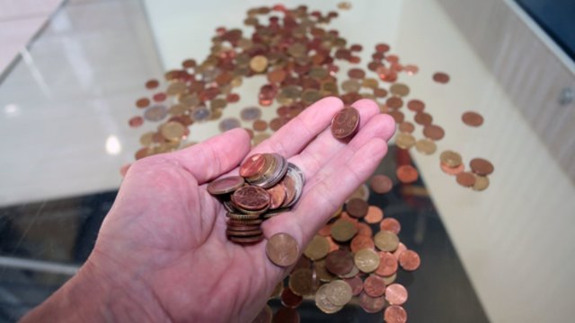 Gyventojai pasisako už vieno ir dviejų euro centų monetų naikinimą: vadina šiukšlėmis piniginėje
