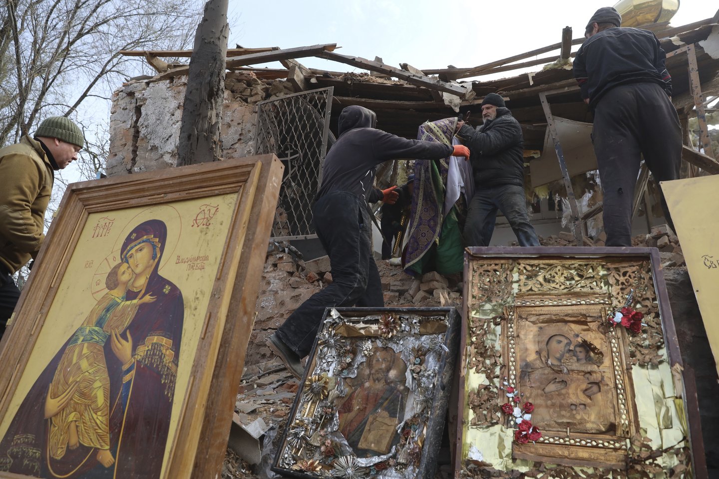 Per Maskvos įsakymu surengtą apšaudymą buvo sunaikinta rusų stačiatikių cerkvė.<br> AP/Scanpix nuotr.