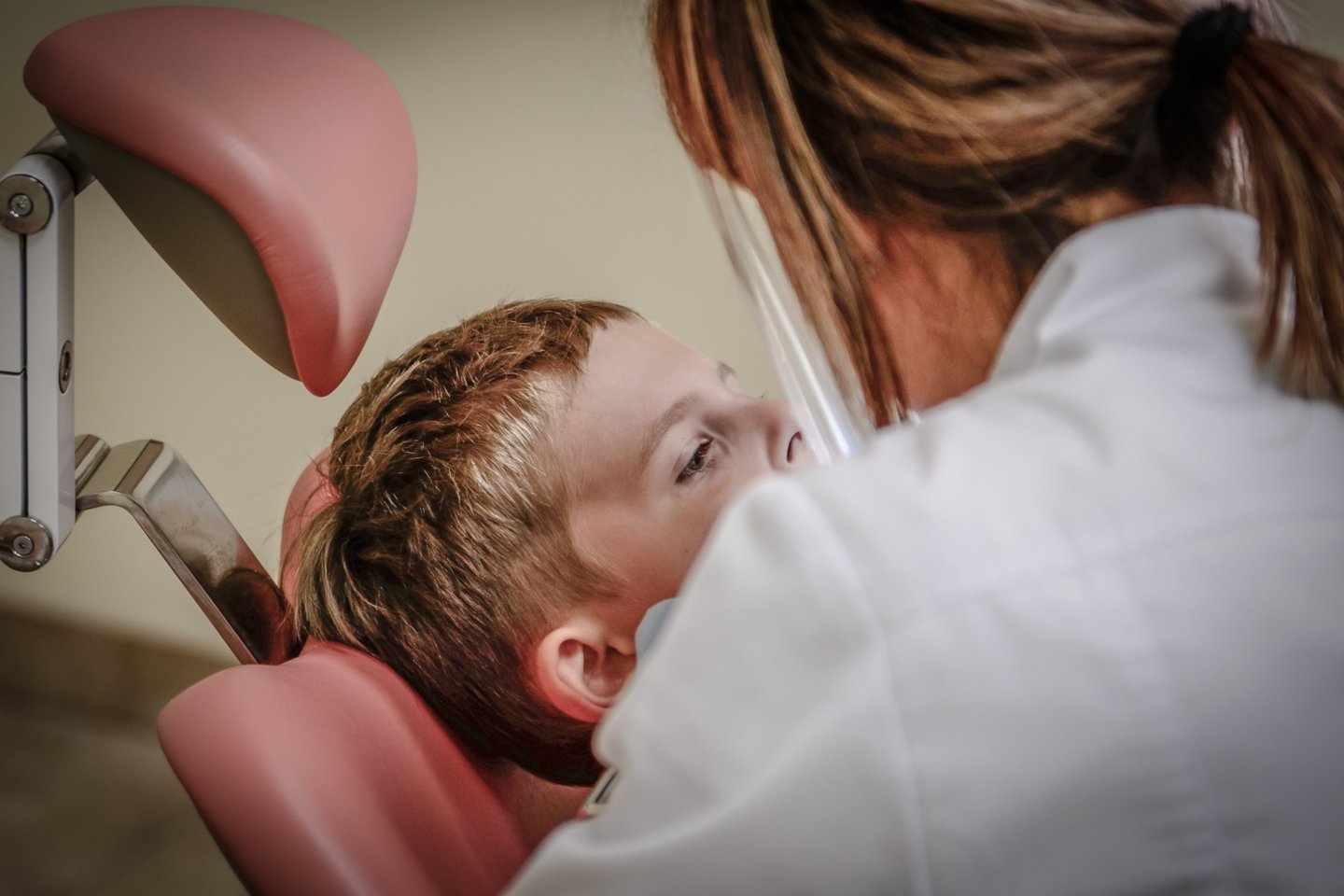 Odontologai įspėja: tiek suaugusiųjų, tiek vaikų burnos ir dantų būklė prasta: trūksta įgūdžių, kaip tinkamai prižiūrėti dantis, pakankamai dėmesio neskiriama burnos higienai ir ligų profilaktikai, o ėduonį diagnozuoti ir gydyti tenka ir metų mažyliams.<br>Michal Jarmoluk / Pixabay nuotr.