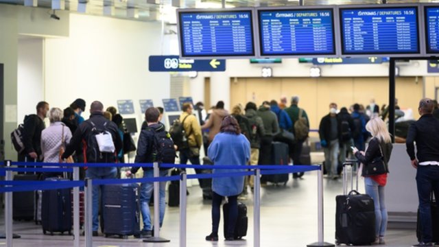 Ne visų lietuvių kišenėse švilpauja vėjai: oro uostai gerina pardavimų rekordus