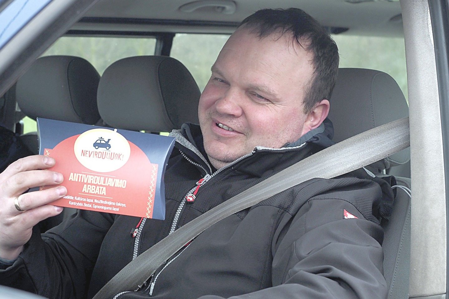 Mikroautobuso vairuotojas panevėžietis R.Kaminskas džiaugėsi iš pareigūnų gauta antivirduliavimo arbata.<br>A.Švelnos nuotr.