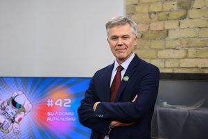 Dėl siūlymo tikrinti ukrainiečių pabėgėlių lietuvių kalbos žinias kritikuojamas A. Valotka: atsistatydinti aš neplanuoju