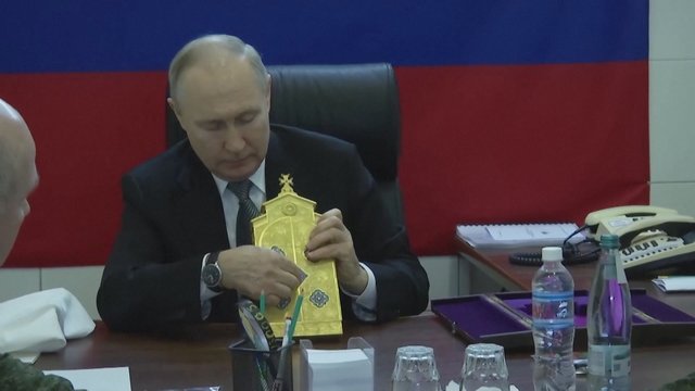 V. Putinas apsilankė Chersono ir Luhansko regionuose: rusų kariams įteikė dovaną