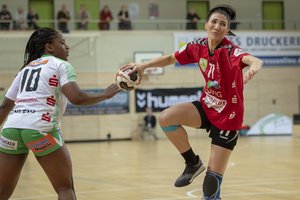 Dar viena keista mirtis Rusijoje – rankininkė iškrito iš aštunto aukšto