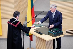 Parlamente prisiekė naujas Seimo narys K. Navickas
