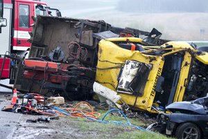 Šokiruojanti naujiena: kartu važiavusią moterį ir tris jos vaikus greta Maišagalos pražudęs vairuotojas neturėjo teisės vairuoti