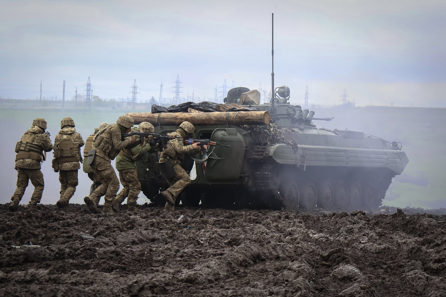 Karas Ukrainoje. Ukrainiečių karių pratybos.<br>AP/Scanpix nuotr.