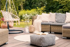 Nuo ko pradėti: lauko baldai – kas vieniems tinka puikiai, kitiems gali atrodyti pigiai ir neskoningai