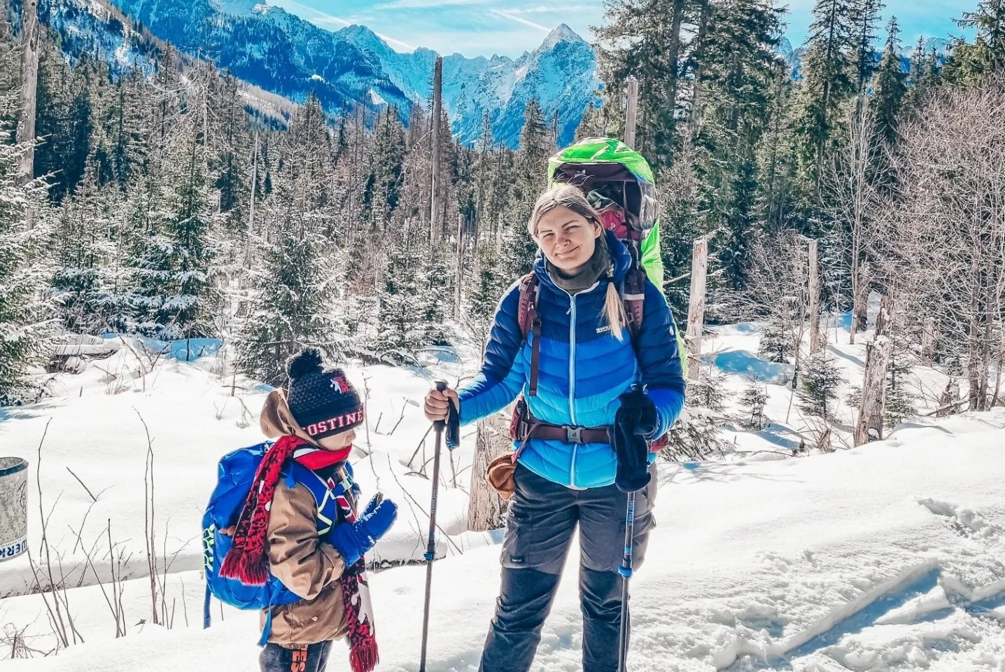  Instagramo paskyros @mama_gamtoje savininkė Indrė Stundžiaitė augina penkiametį sūnų ir 10 mėnesių dukrą su kuriais leidžiasi į žygius pėsčiomis.<br>  „Mama gamtoje“ nuotr.