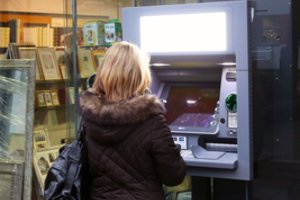 Daugybė moterų – finansiškai priklausomos nuo partnerio: įspėjo, kuo tai gali baigtis