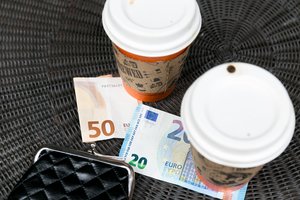 Euro zonoje metinė infliacija sumažėjo iki 6,9 proc.
