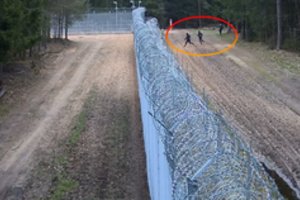 Pasieniečių kameros užfiksavo, kaip mūsų pareigūnai nuginė skylę migrantams tvoroje kirpusius baltarusius