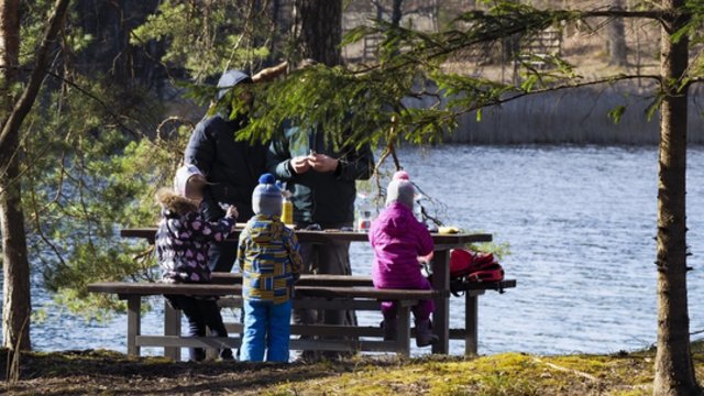 Įpusėjus savaitei įsivyraus saulėti orai: temperatūra pakils iki 18 laipsnių