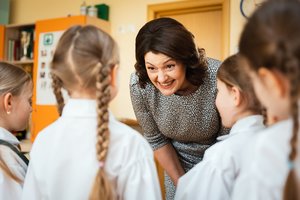 D. Nausėdienė ir Lietuvoje viešinti Armėnijos vadovo dukra aplankė Neonatologijos centro personalą ir mažylius