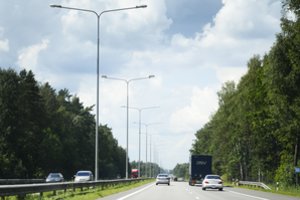 Eismas šiltuoju metų laiku: specialistas pataria, kaip elgtis, kad išvengtume nelaimės kelyje