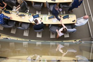 Griūva Seimo darbas: dėl nesklandumų parlamentarai negali balsuoti, siūlo griebtis „rankinio būdo“