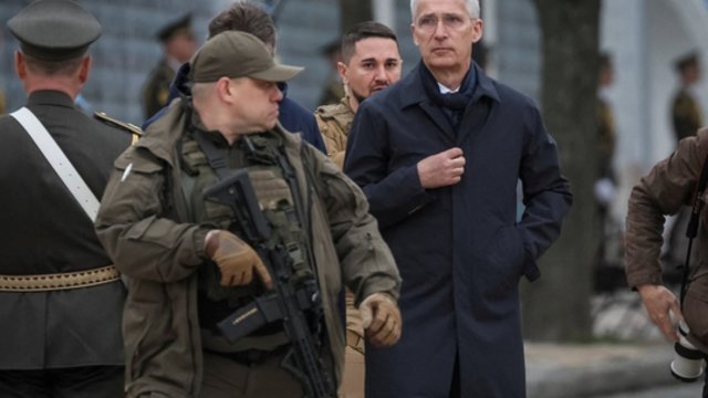 NATO generalinis sekretorius lankosi Kyjive: pagerbė žuvusius Ukrainos gynėjus