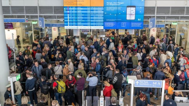 Vokietijos oro uostų darbuotojai skelbia naują streiką: perspėjama apie skrydžių vėlavimus ir atšaukimus