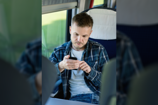  Tarpmiestiniais autobusais važinėjančiam keleiviui dėl telefonų keliamo triukšmo neretai tenka įsivelti į konfliktines situacijas.