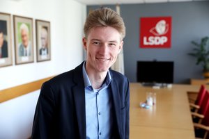 Iš mokyklinio suolo – tiesiai į savivaldybės tarybos nario kėdę: tarp 19-mečio idealų – A. M. Brazauskas