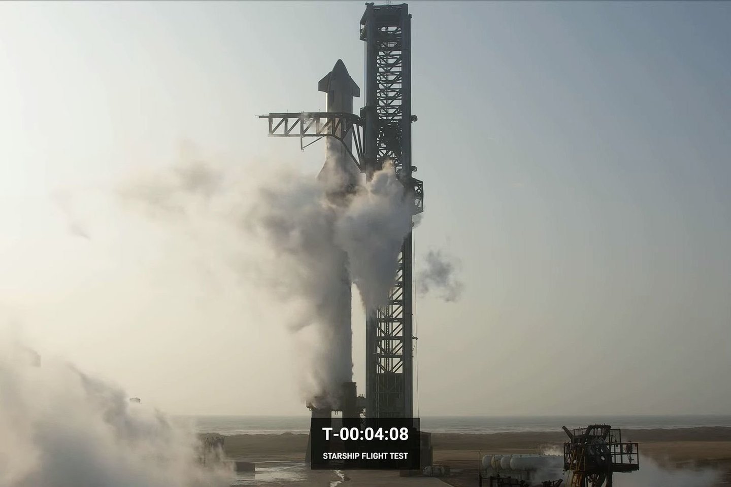  „SpaceX Super Heavy“ ir „Starship“ paleidimo vietoje.<br> Stopkadras