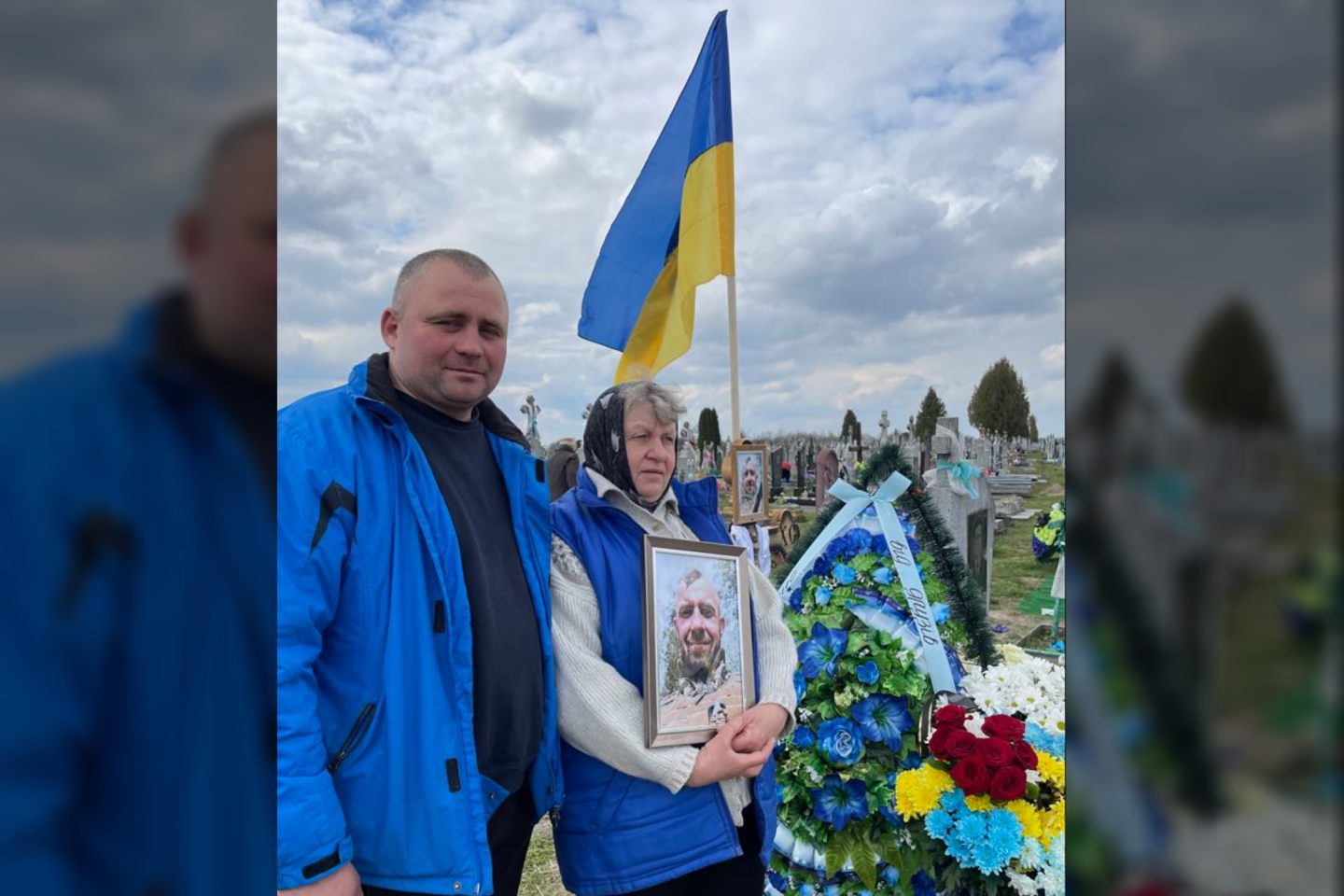 Prie neseniai palaidoto kario S.Nerodos kapo gedi mama Svetlana bei pusbrolis Jurijus.<br>E.Butrimo nuotr.