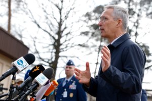 J. Stoltenbergas yra už tolesnes diskusijas dėl naikintuvų perdavimo Ukrainai