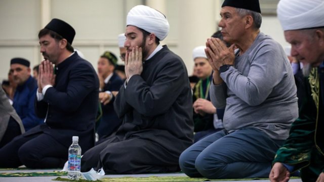 Dalis pasaulio musulmonų mini Ramadano pabaigą: malda pažymėjo Eid ul Fitr religinės šventės pradžią