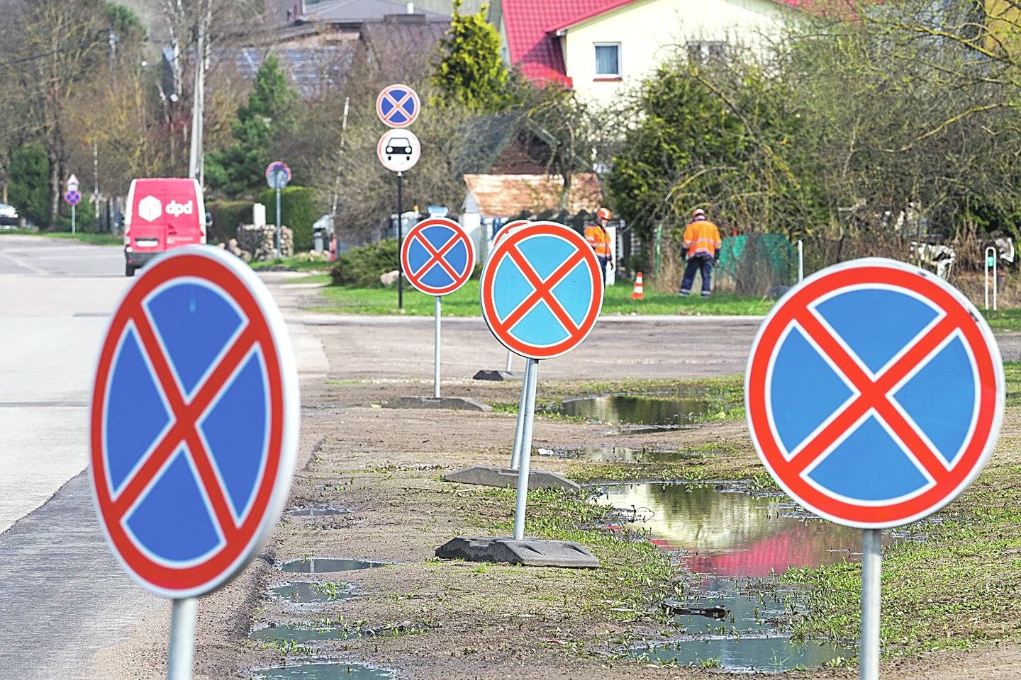 Pasistatyti transporto priemonės ant vejos prie „Litexpo“ nebepavyks.