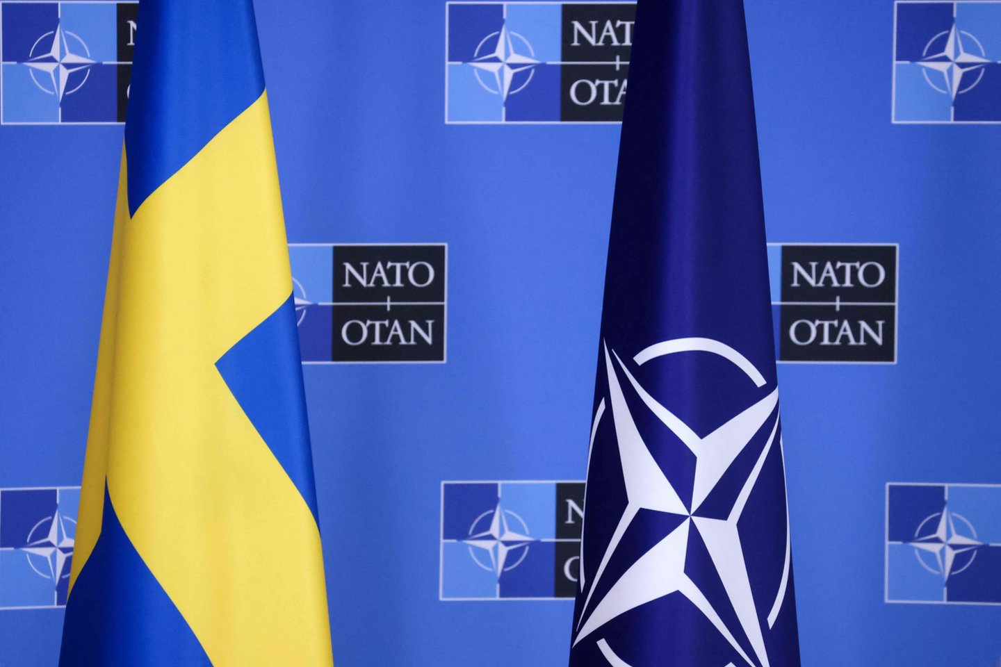  Švedijos ir NATO vėliavos.<br>AFP/Scanpix nuotr.