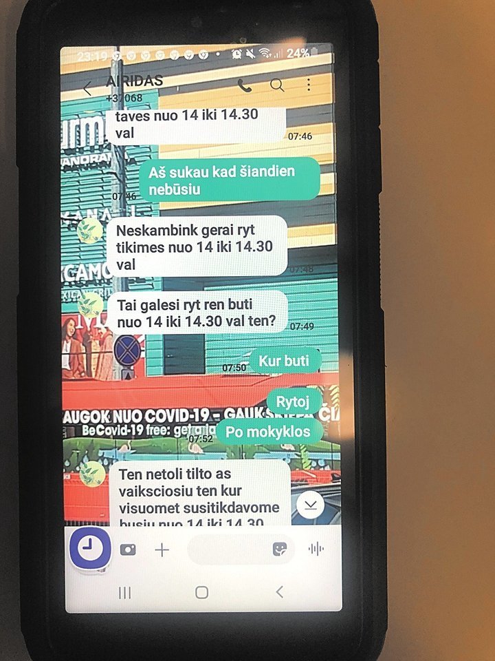 Tariamas Airidas rašinėjo moksleiviui žinutes.