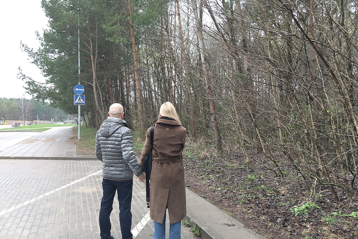 Tėvai parodė parkelį, pro kurį jų nepilnametis sūnus nuolatos eidavo į mokyklą ir atgal. Ten moksleivio tykodavo medicinos profesorius.<br>R.Karmazaitės nuotr.